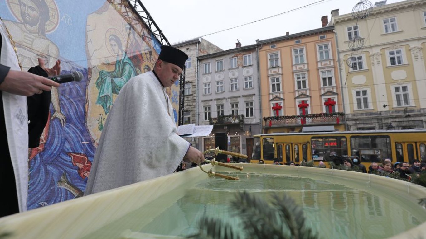 Резервуар святой воды во Львове - видео