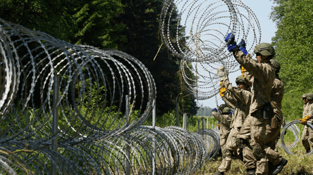 Латвия на днях начнет строить 37-километровый забор на границе с Беларусью - 285x160