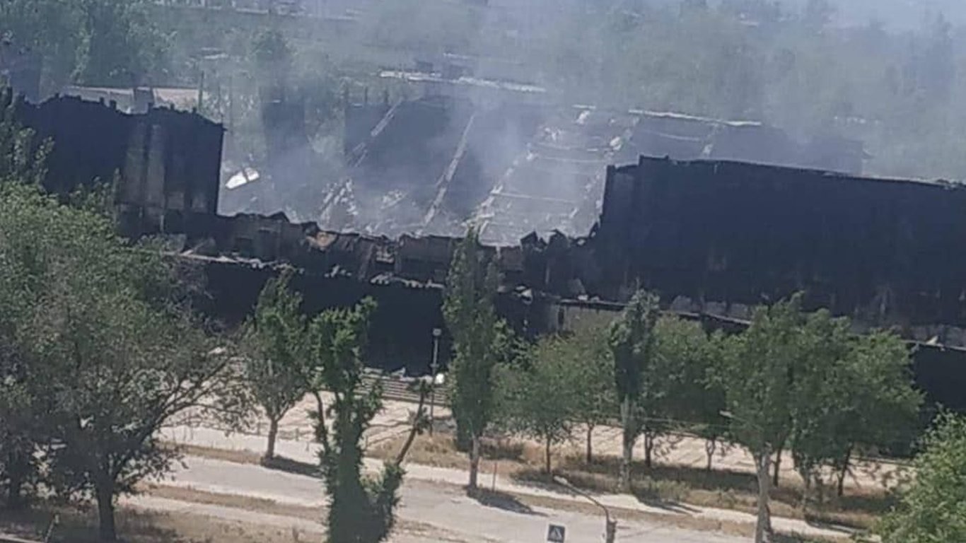 Россияне уничтожили символ Северодонецка: Ледовый дворец сгорел дотла