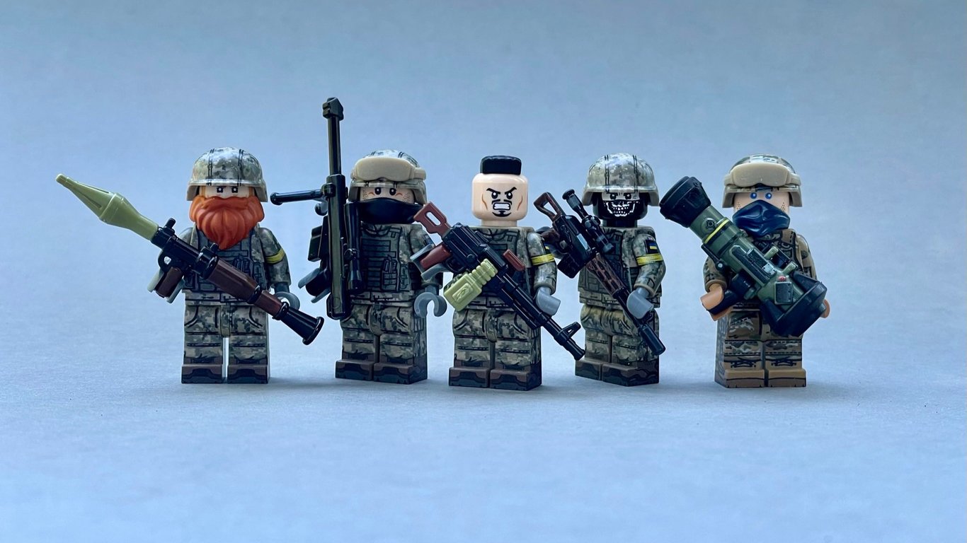 LEGO створив ексклюзивні фігурки, присвячені героям Азовсталі