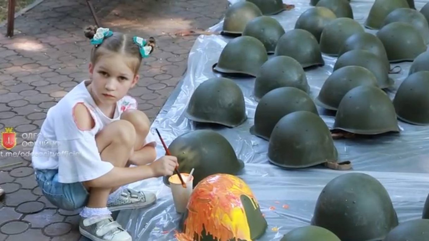 "Детство 2022": в Одессе дети превратили атрибутику войны в цветочные горшки