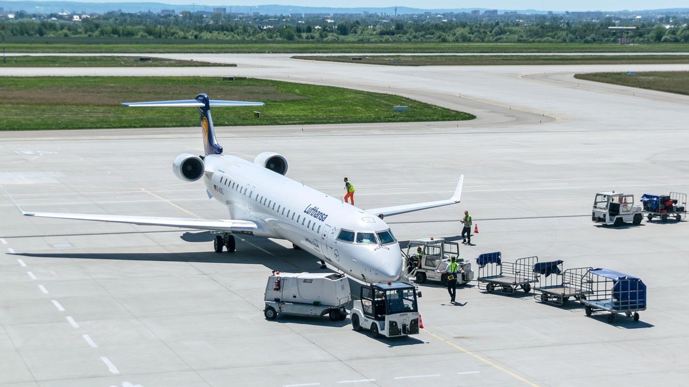 Рейс Минск-Франкфурт — из-за сообщения о возможном теракте самолет не выпускают из аэропорта долгое время