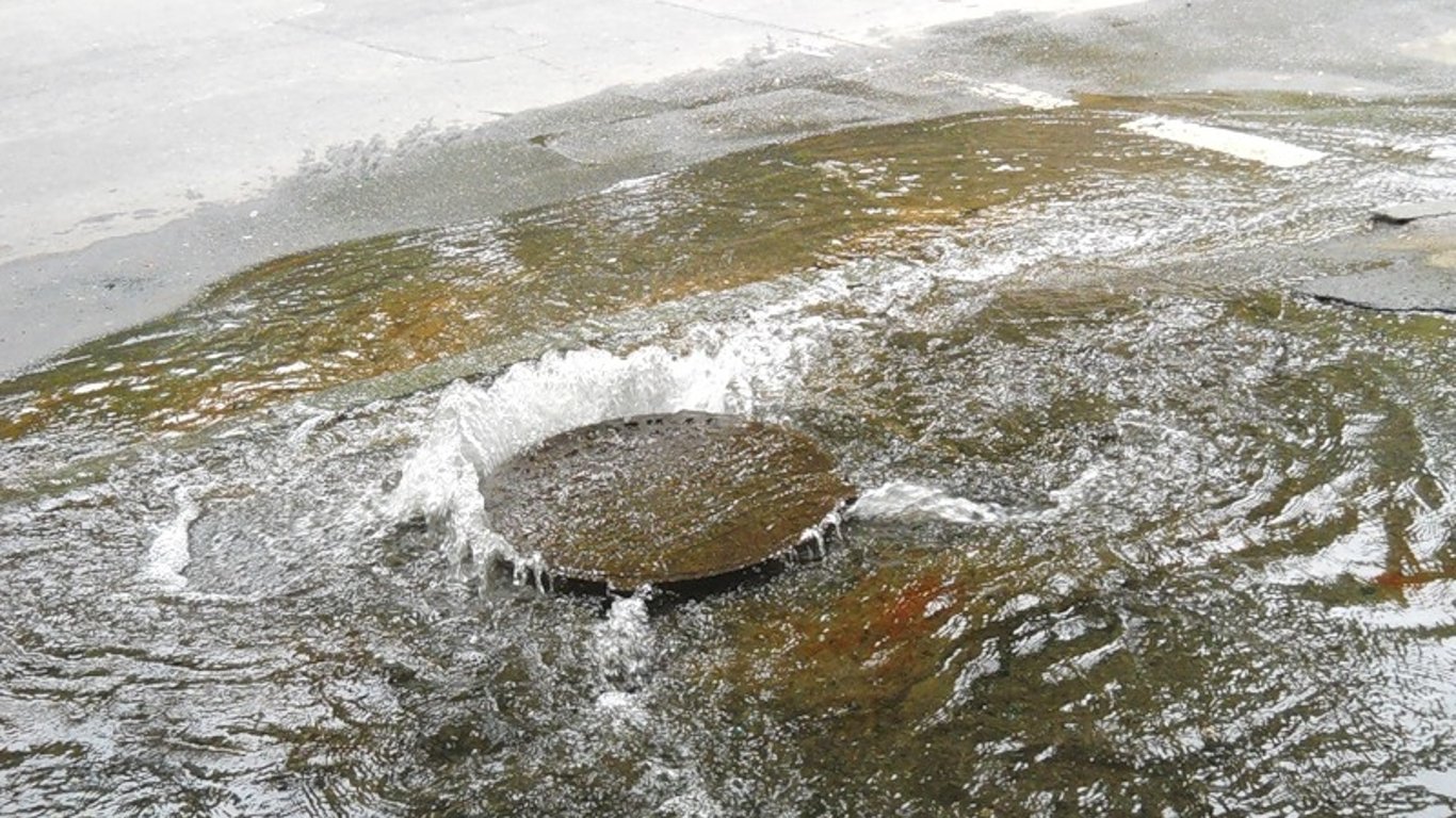 В Одесі знову прорвало каналізацію - люди черпають воду відрами
