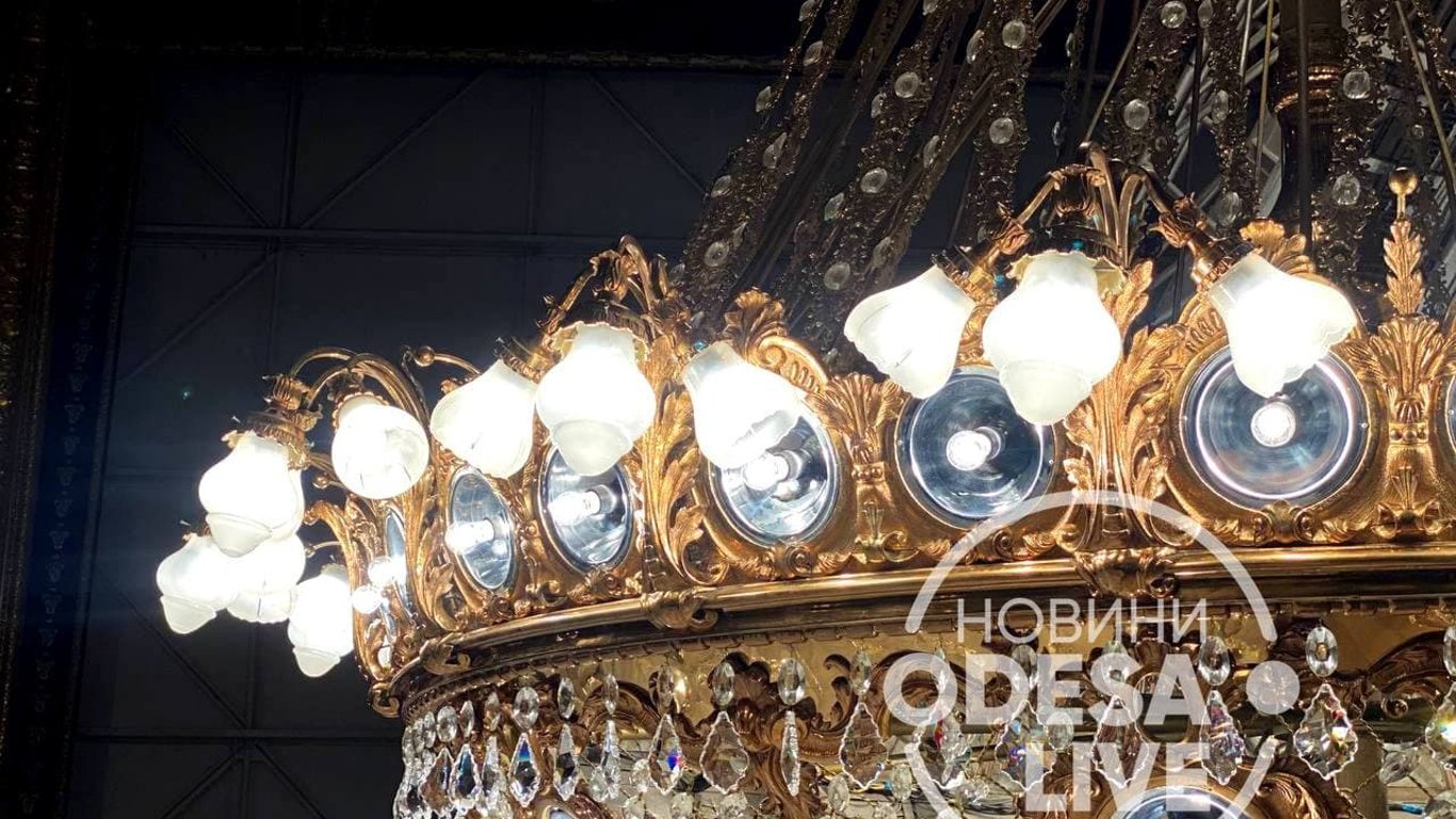 В Одесском оперном театре чистят люстру