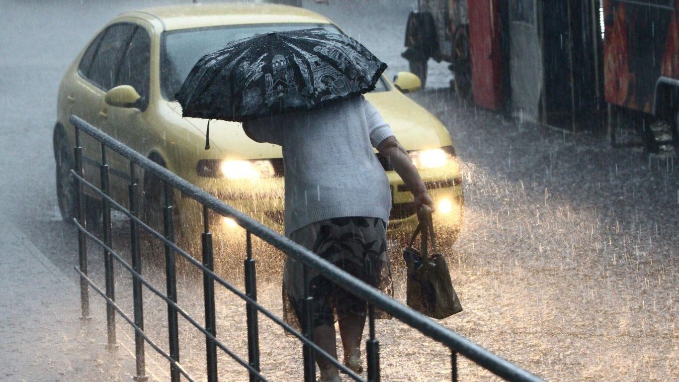 Погода в Києві - столицю 12 липня накрила сильна злива з градом, чути гуркіт грому, відео, фото