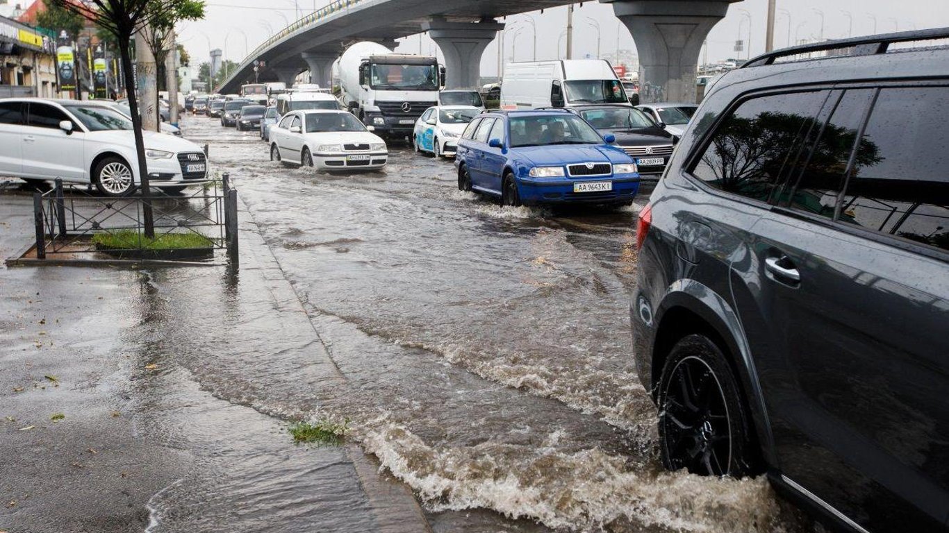 Злива у Києві - у деяких районах випав град, відео, фото