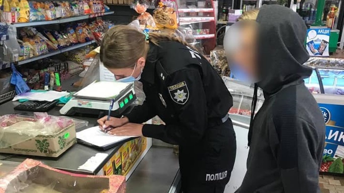 Полиция оштрафовала на крупную сумму продавца за продажу школьнику спиртного под Харьковом