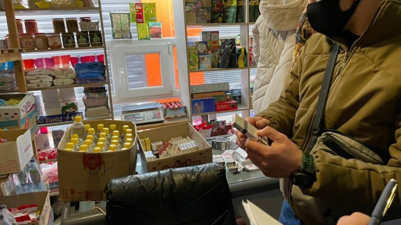 В Харькове накрыли магазин, где продавали сигареты с поддельными акцизами
