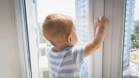 На Київщині 2-річний хлопчик випав з вікна і загинув - 285x160