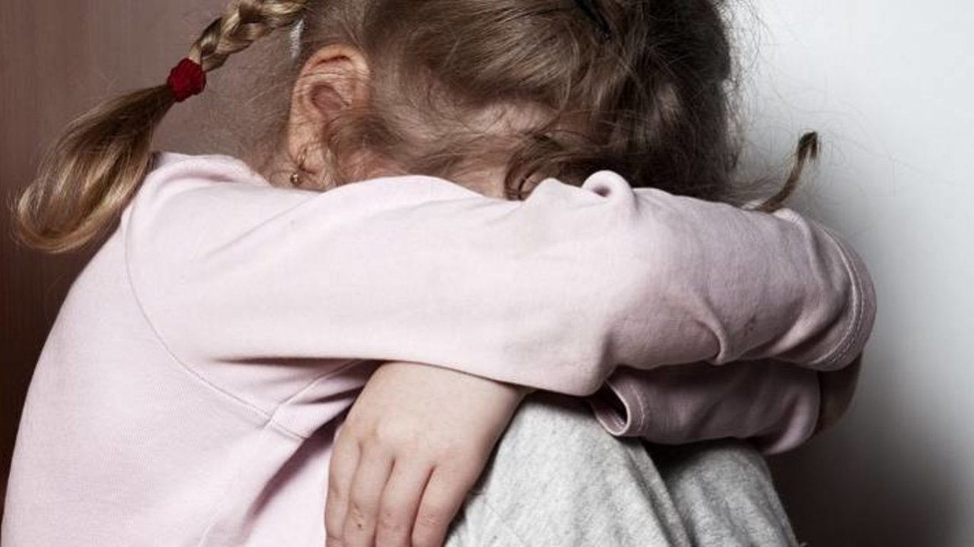 Насилля над дітьми - Працівника школи Києва засудили за розбещення 10-річної дівчинки