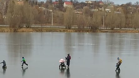 В Киевской области мамочка с коляской гуляла по льду в +8. Фото - 285x160