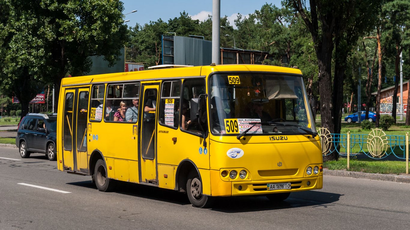 В Киеве у маршрутки на ходу отвалилась дверь - фото