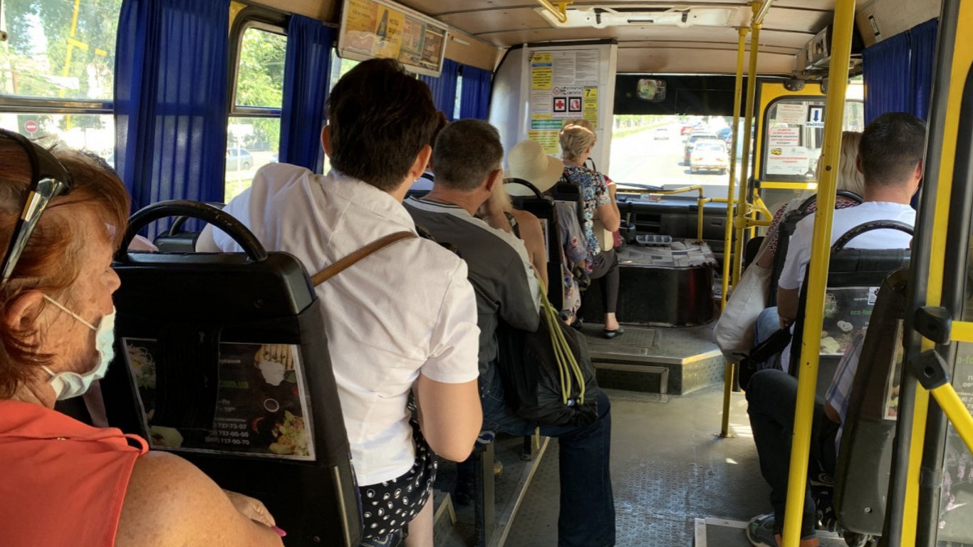 В Одесі пасажири маршрутки передали поліції ймовірну "коригувальницю вогню": подробиці