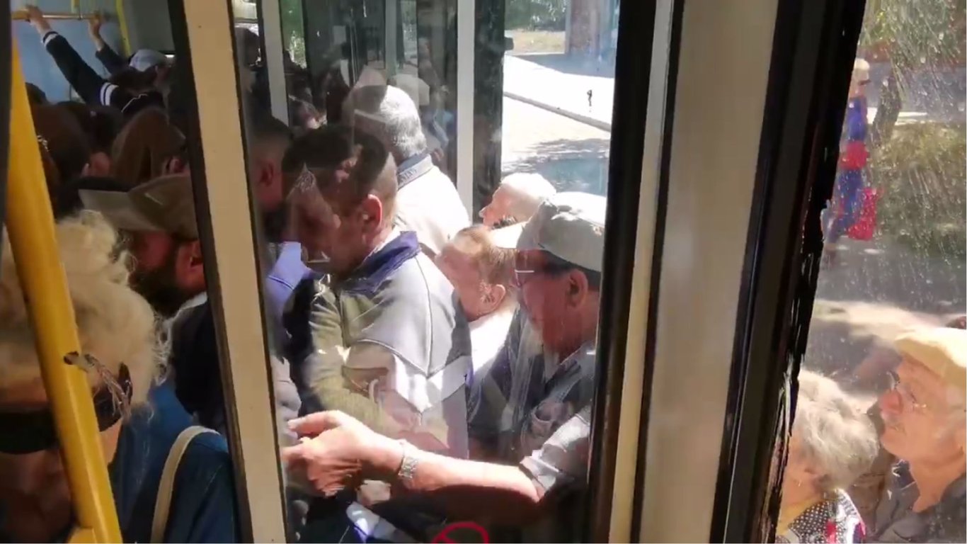 В Мариуполе оккупанты уничтожили общественный транспорт: люди дерутся за места в старых трамваях