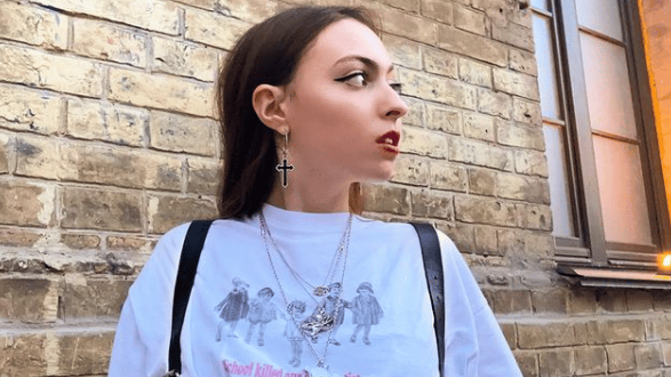 Дочь Поляковой попала в скандал из-за матерных песен