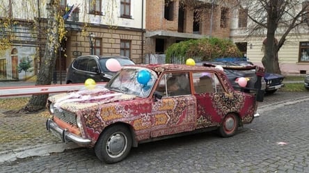 У Львові "тюнінговану" килимами автівку скинули з даху довгобуду. Відео - 285x160