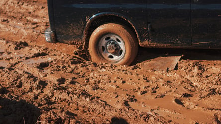 В Одесской области водители оказались в ловушке из грязи. Фото - 285x160