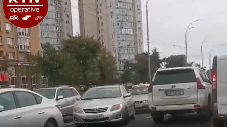 На Оболоні автівки їхали по зустрічній смузі, прилаштувавшись за "швидкою" - 285x160