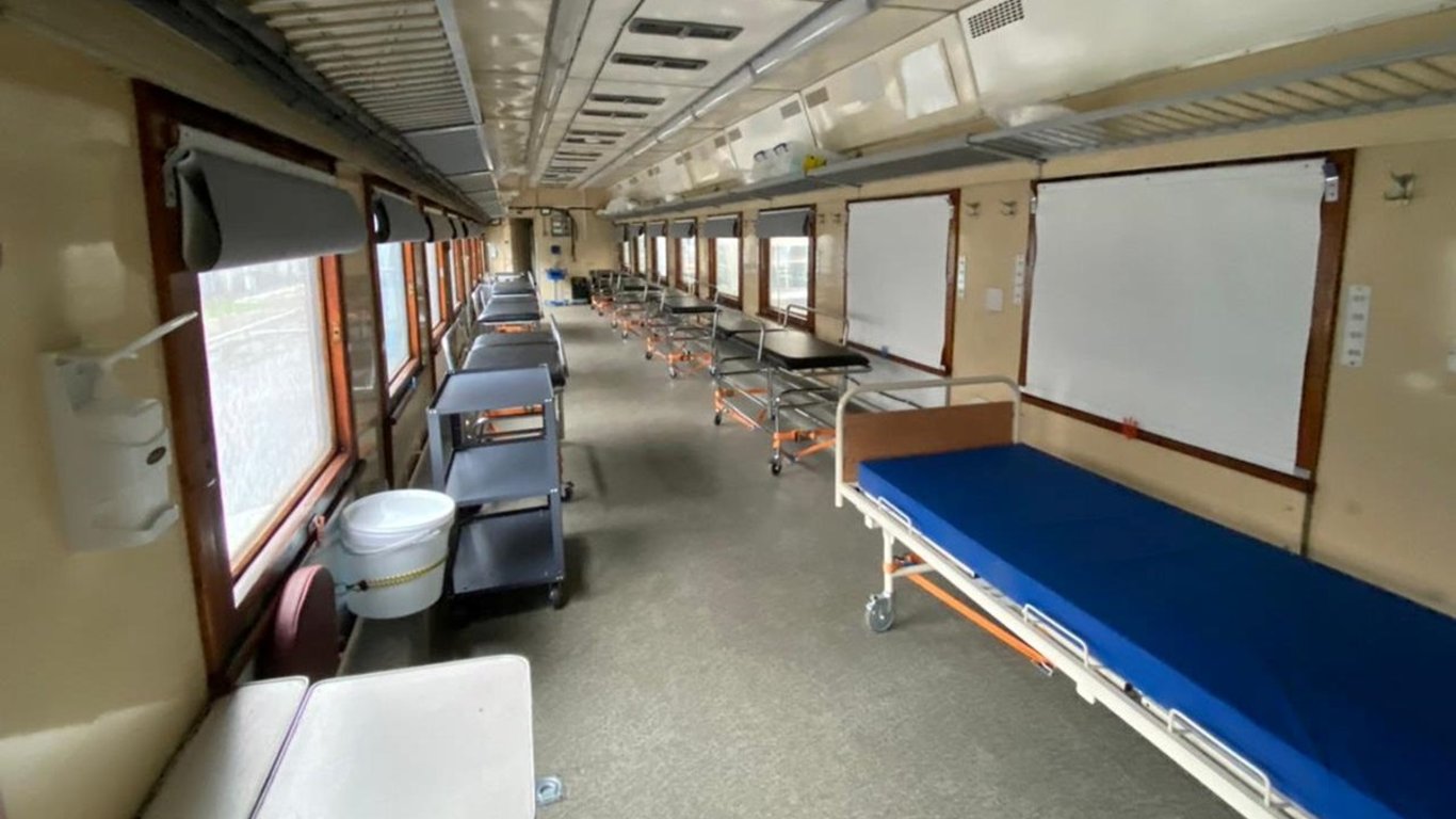 Больница на рельсах: как выглядит медицинский поезд, спасший более 900 жителей Донбасса