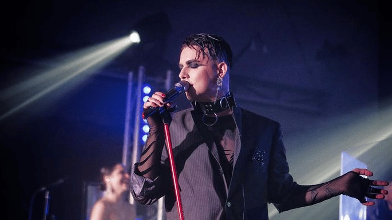 MELOVIN зізнався у бісексуальності на Atlas Weekend — співак розповів про погрози, які йому надходили
