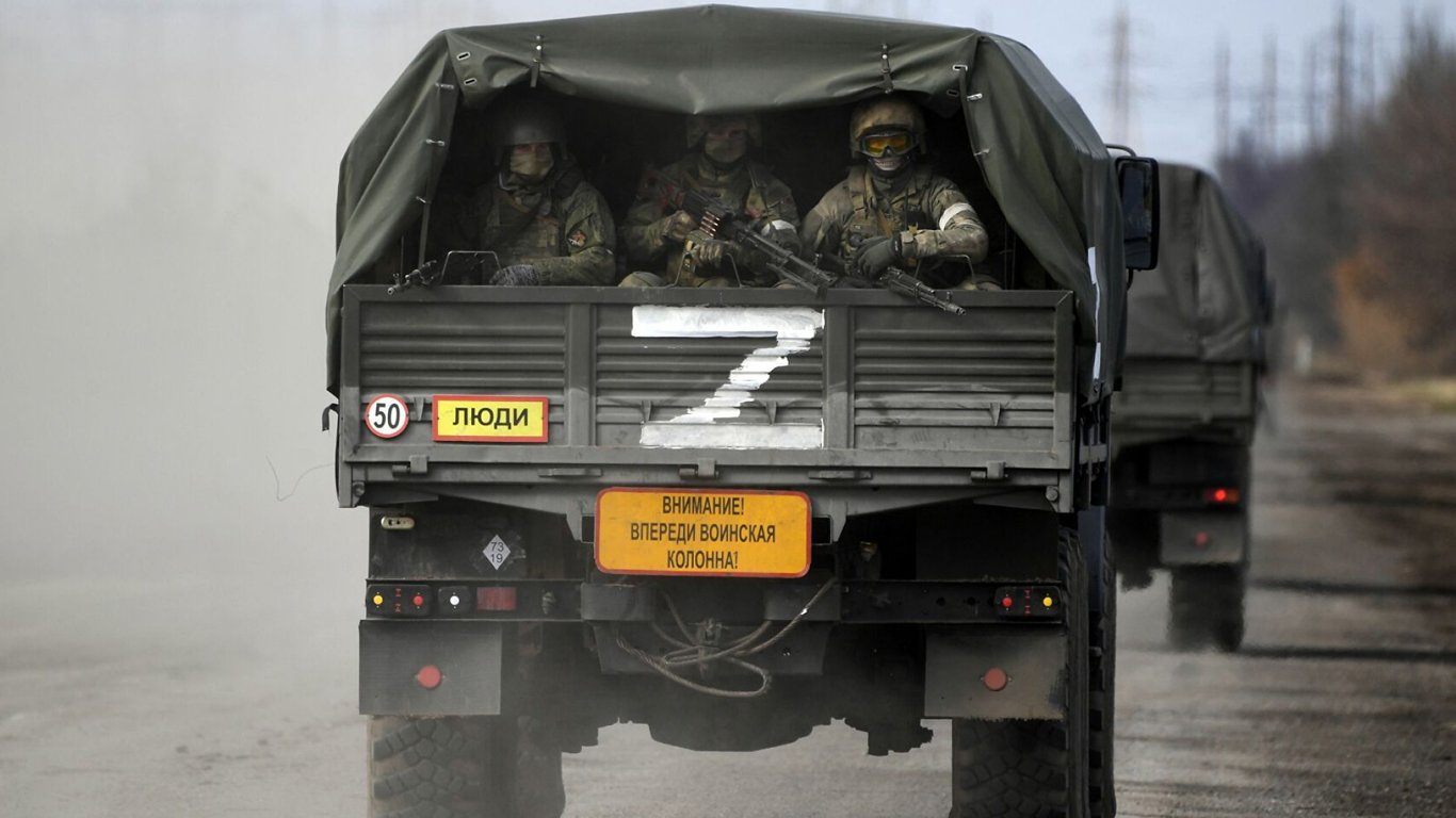 Російські окупанти тікають з Мелітополя у Крим: зафіксовані колони військової техніки