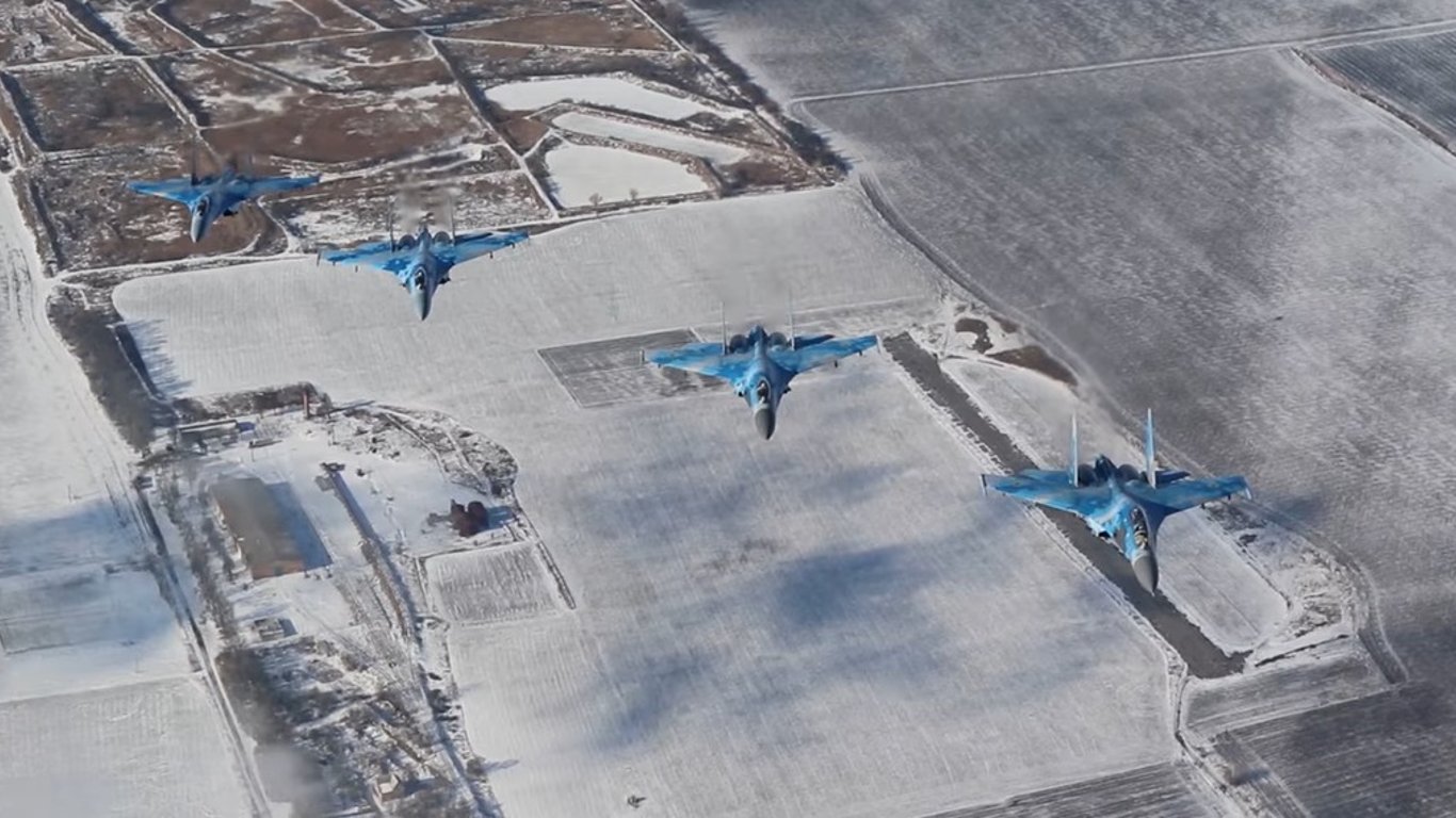 Бойова авіація ЗСУ відпрацювали ракетно-бомбові удари по танках - відео навчань Заметіль-2022