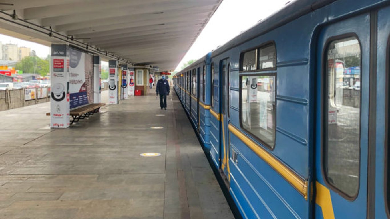 В Киеве на станции метро "Дарница" пассажир попал под поезд: все подробности (обновлено)