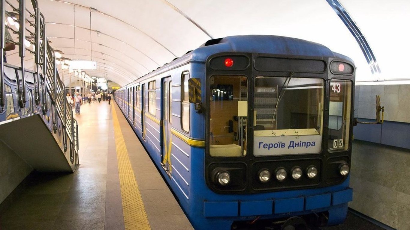 В Киевском метро подростки курили сигареты - что известно