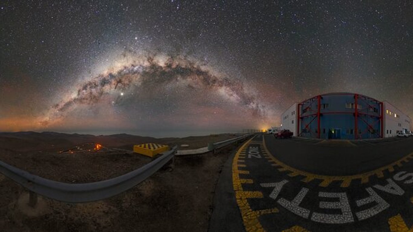 В небе сфотографировали удивительное явление - арка Млечного пути