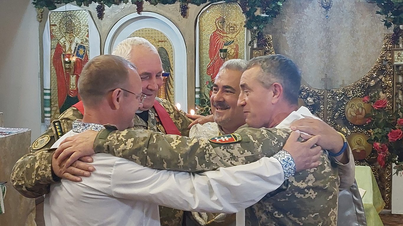 В Одессе освобожденные из плена капелланы отслужили первый молебен