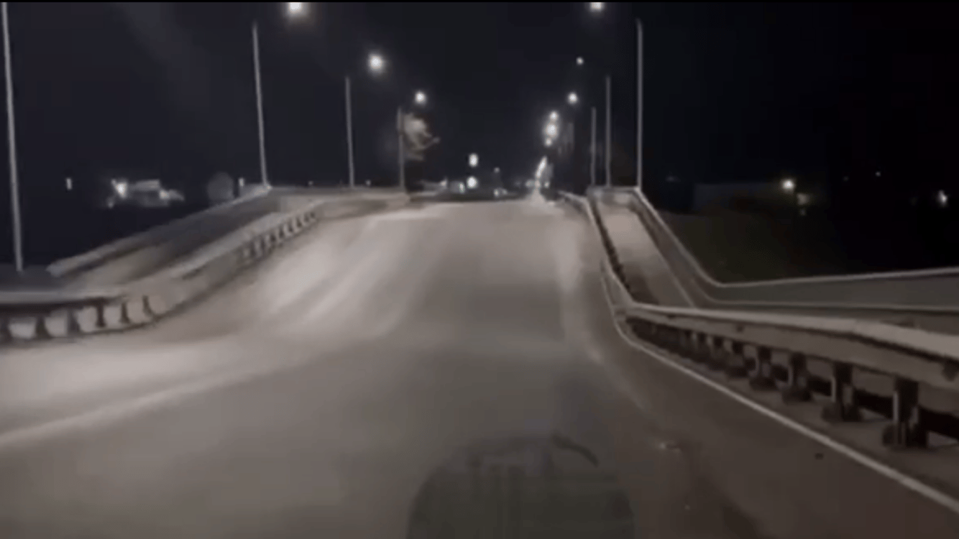 В Мелитополе взорвали мост - фото, видео