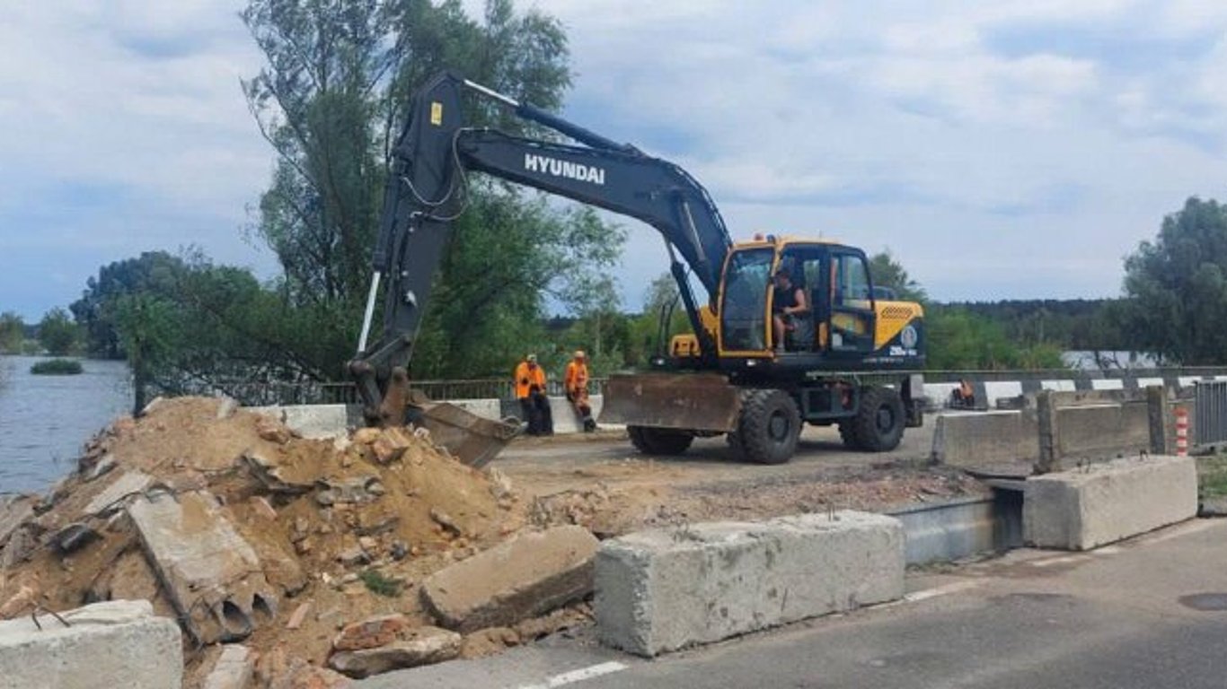 Демидов - начали ремонт разрушенного молнией моста, срок