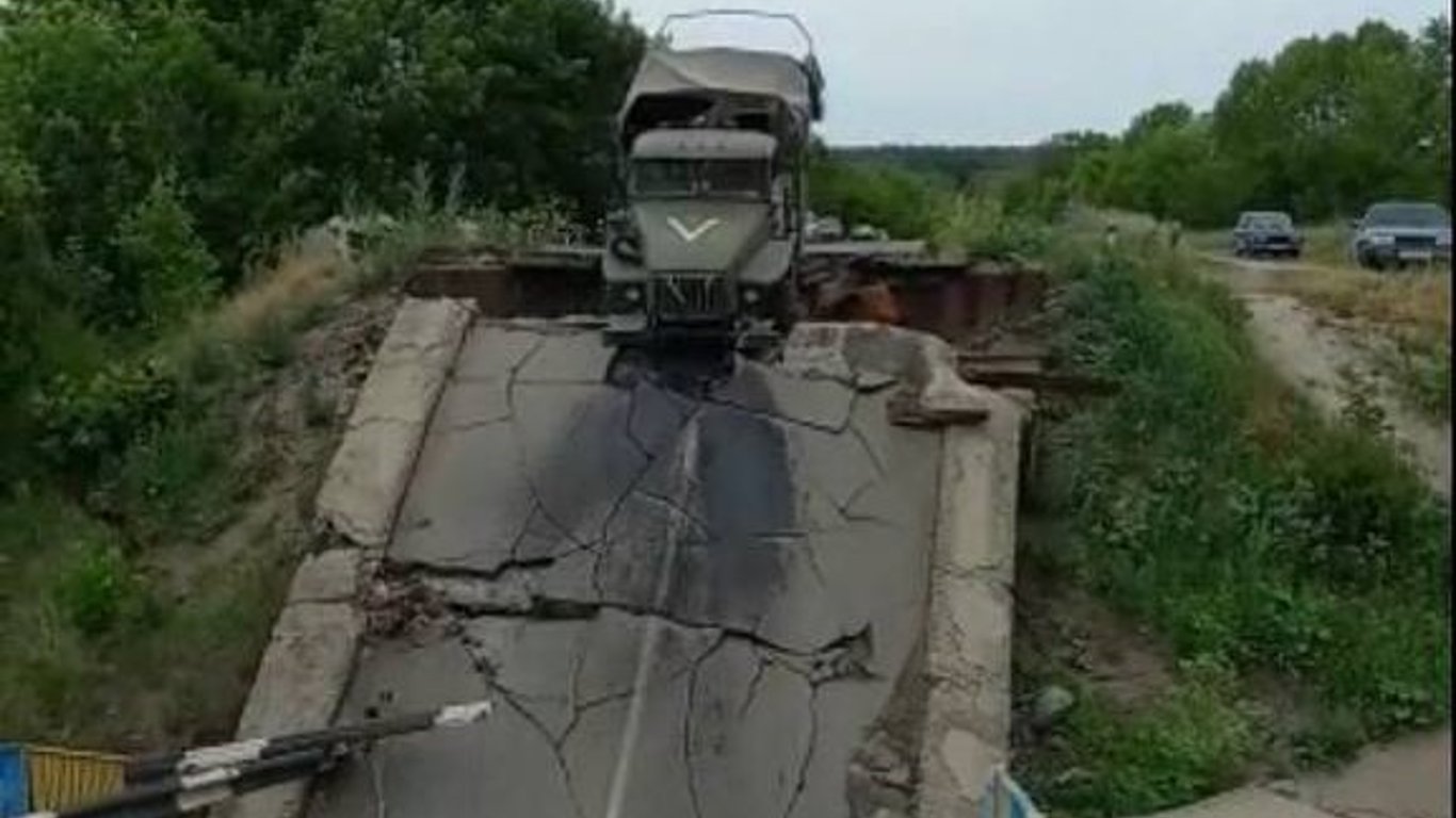 В Харьковской области оккупанты пытались грузовиком проехаться по разрушенному мосту