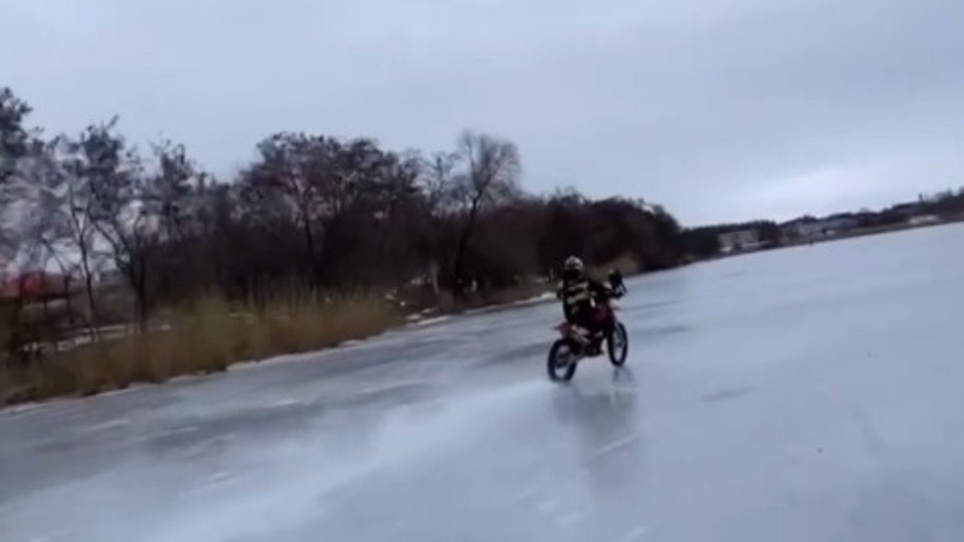 В Харькове мотоциклисты выехали покататься на лед реки