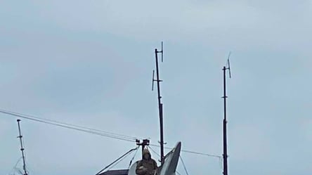 Ламає антени та обрізає дроти: у Харкові на даху будинку ходить підозрілий чоловік. Фото - 285x160