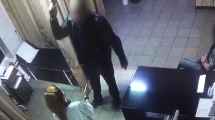 Под Киевом вооруженный мужчина угрожал медикам расправой. Видео - 285x160