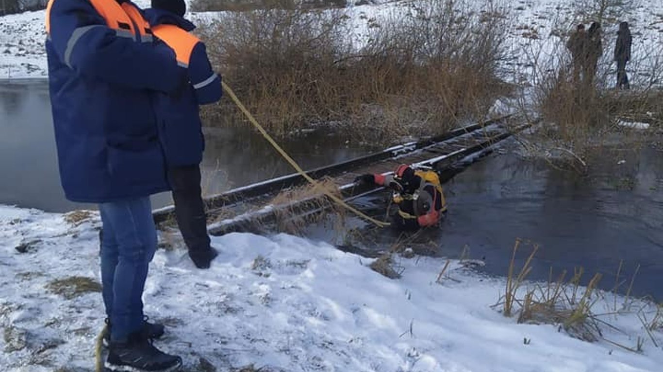 На Львовщине водолазы нашли тело погибшего мужчины - фото