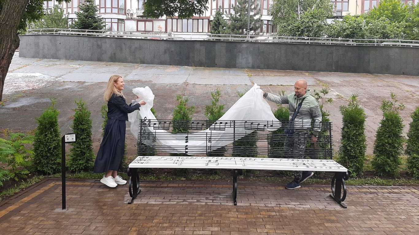 Парки Києва - в одному з парків облаштували музичну лавку, як вона виглядає та працює