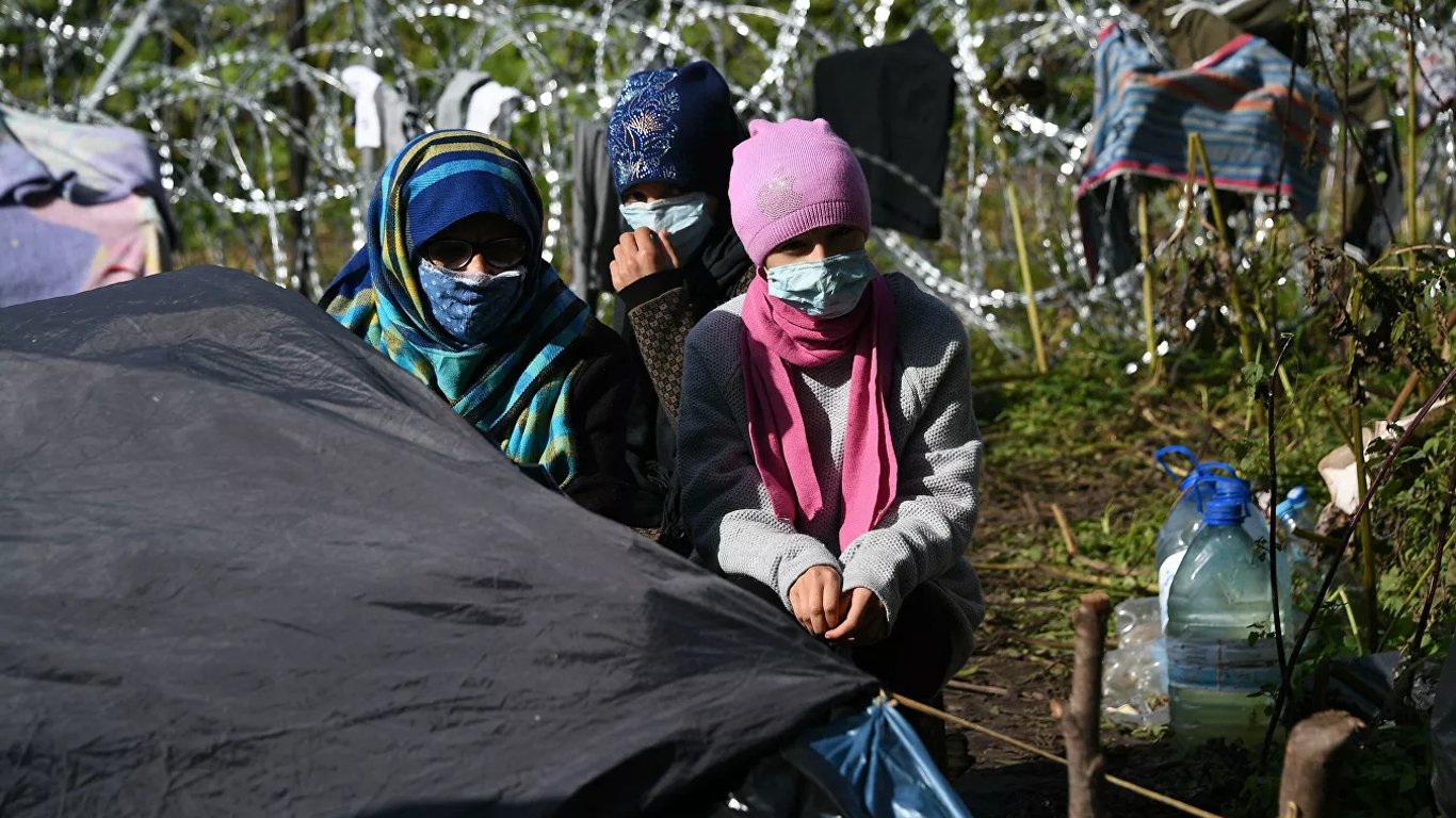 Мигранты штурмуют польскую границу: эксперты проанализировали план Путина по Украине и цинизм Лукашенко