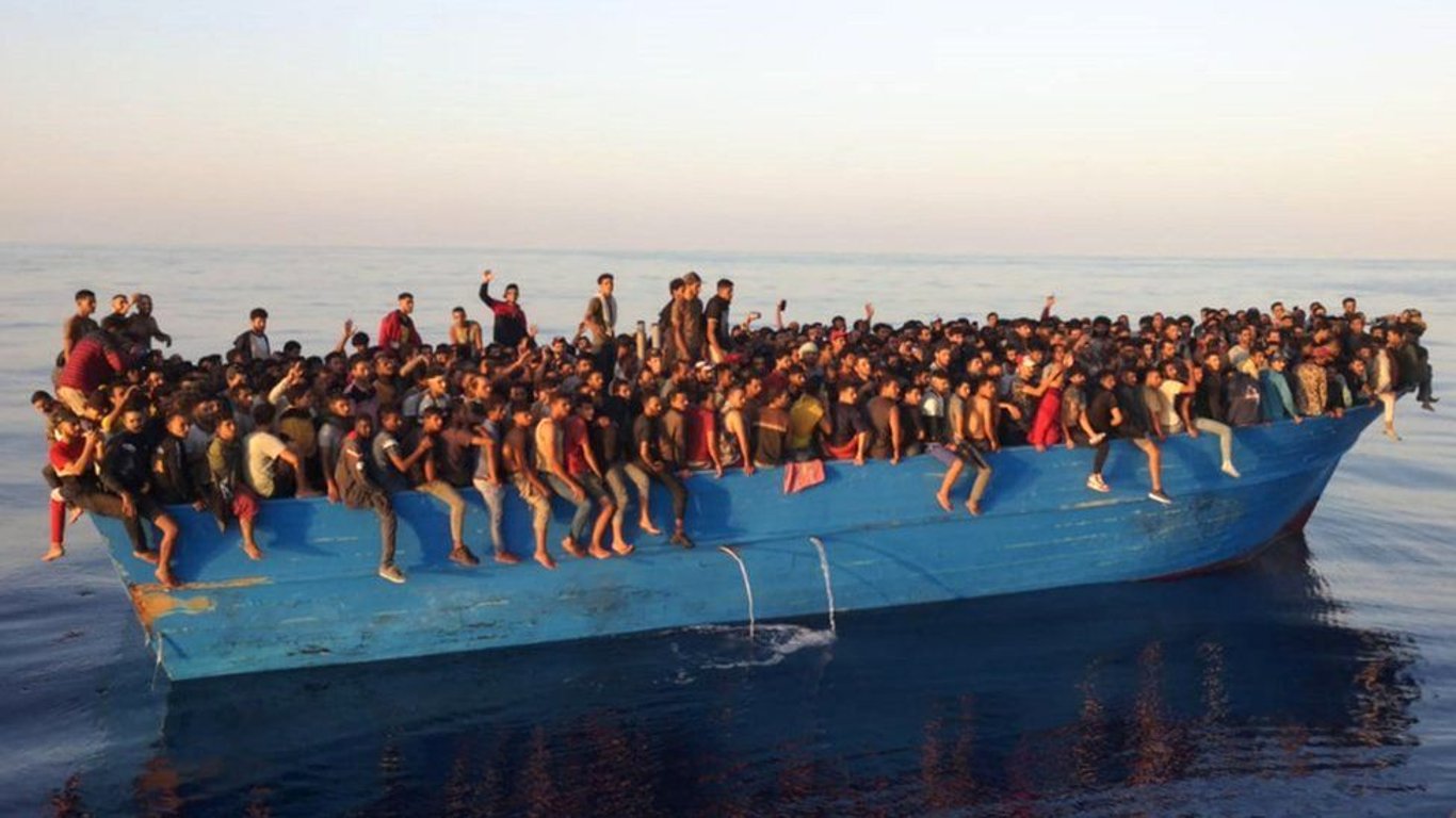 Рекордное количество мигрантов поймали возле побережья Италии
