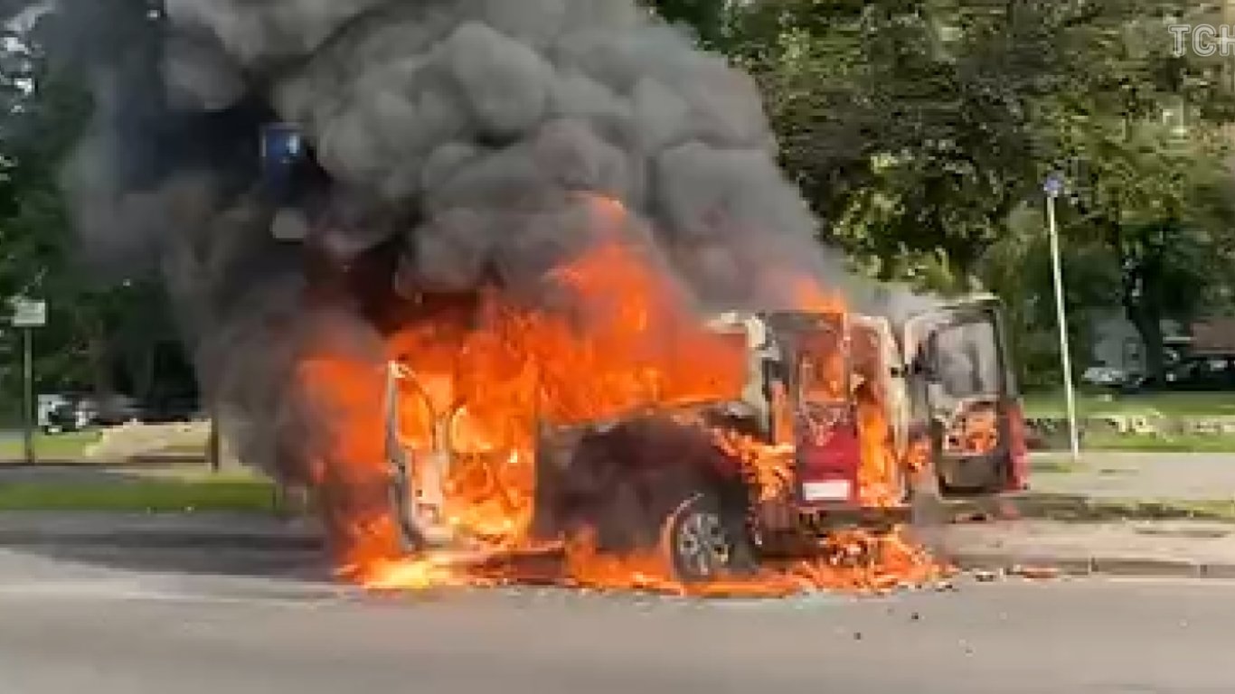 Вибух автомобіля у Києві - на проспекті Перемоги загорівся мікроавтобус