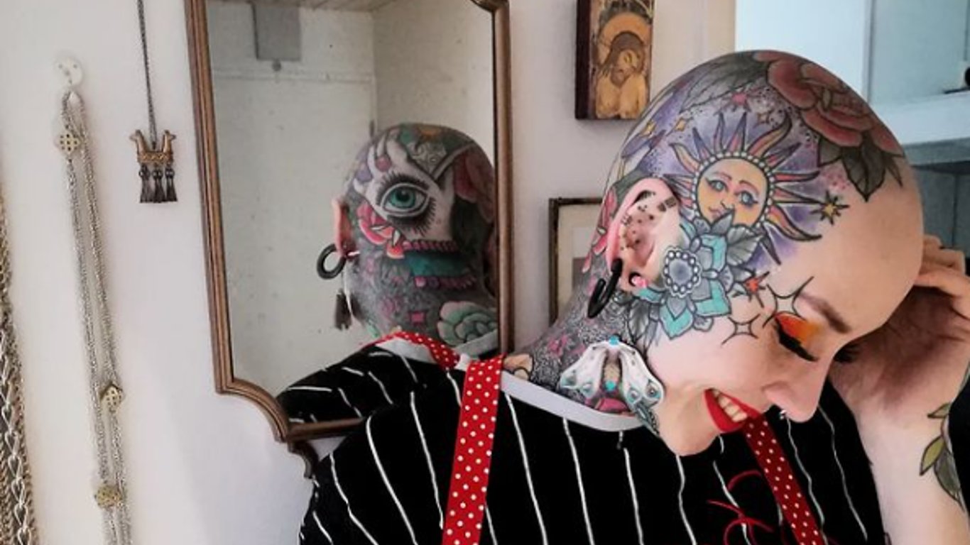 Финская модель Милана Пуллиайнен побрила голову и покрыла тату все тело - фото