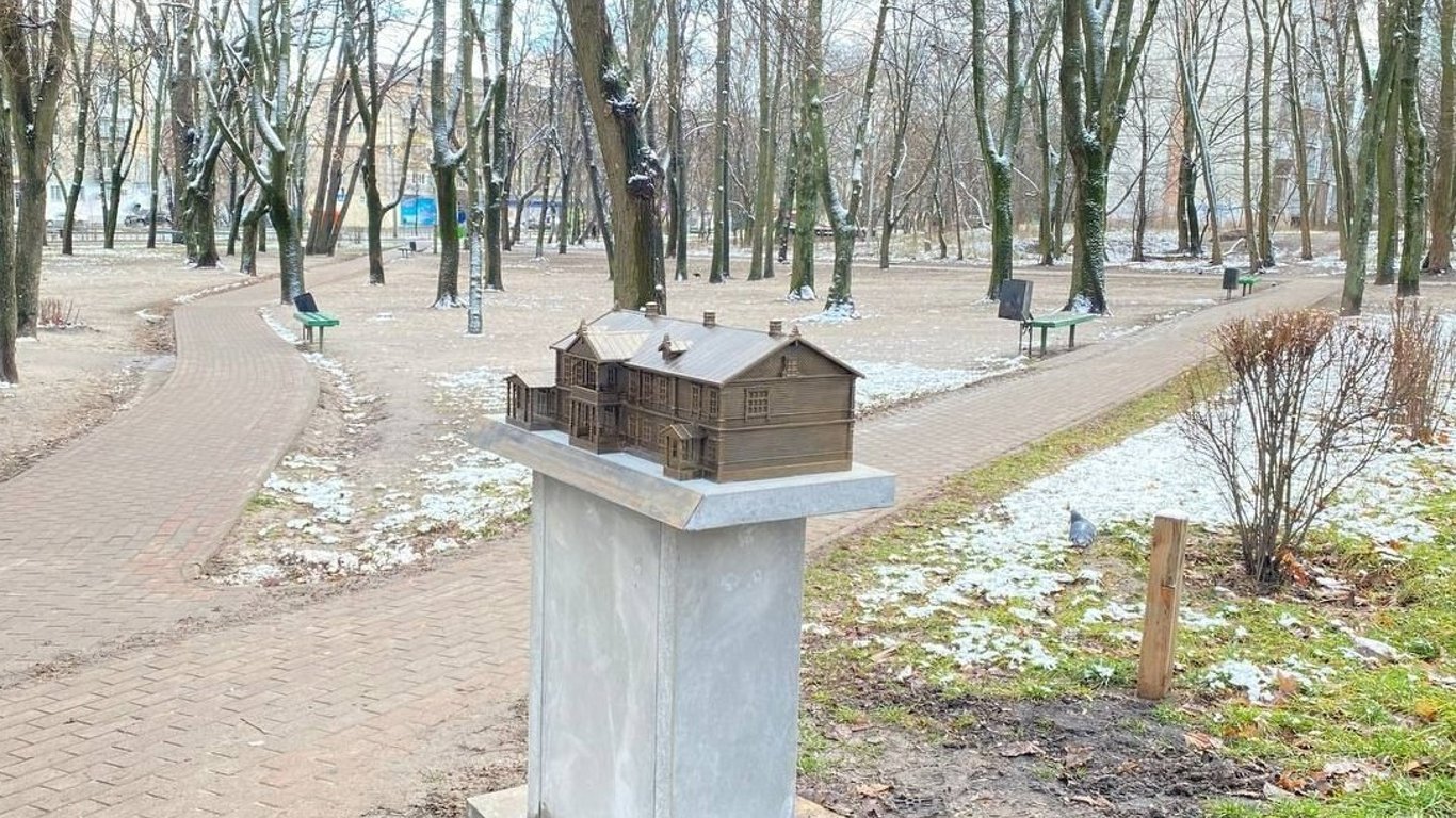 Памятники в Киеве - в столице установили миниатюрную скульптуру дома Вильгельма Кристера