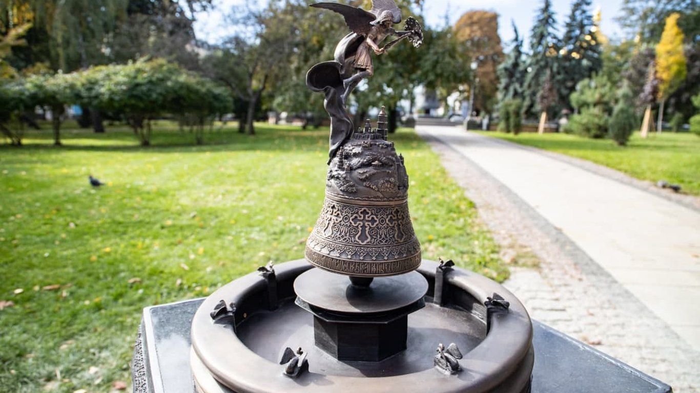 В Киеве установили миникопию фонтана со скульптурой Архистратига Михаила