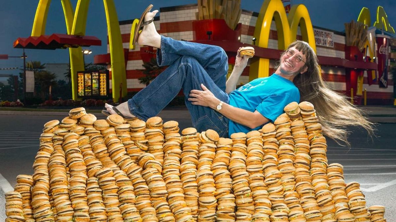 Американец съел более 32 тысяч бургеров и не планирует останавливаться