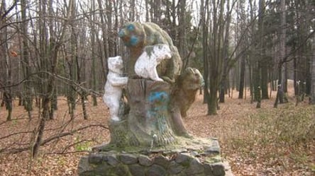 В лесу на ВДНХ отреставрировали знаменитый памятник медведям. Фото - 285x160