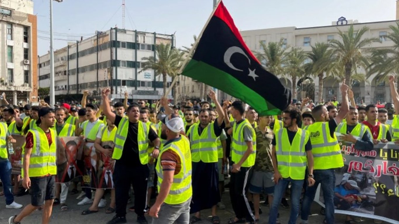 Массовые протесты в Ливии - митингующие штурмовали и подожгли парламент - видео