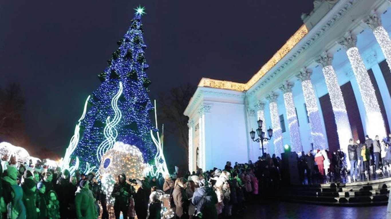 На Думській площі запалили головну новорічну ялинку Одеси-відео