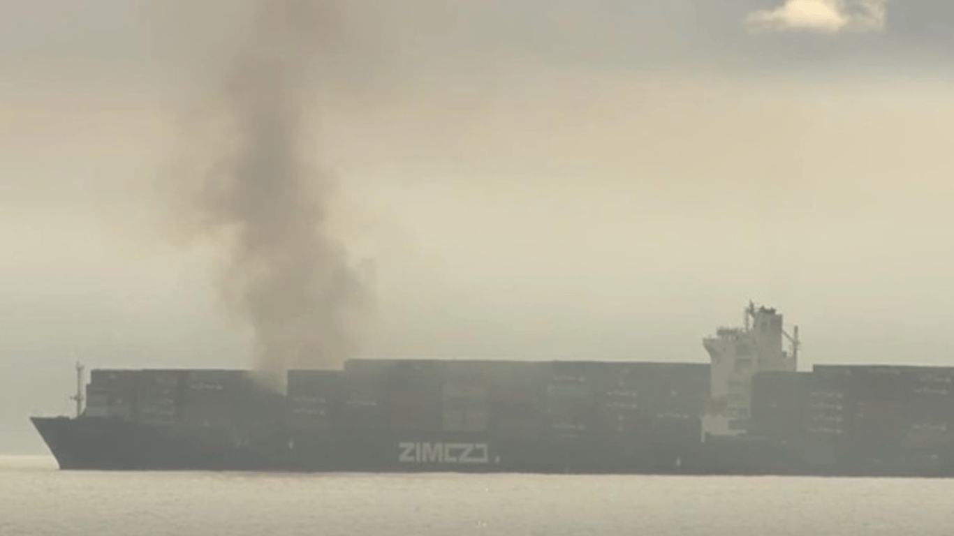 На границе между США и Канадой загорелось судно с химикатами