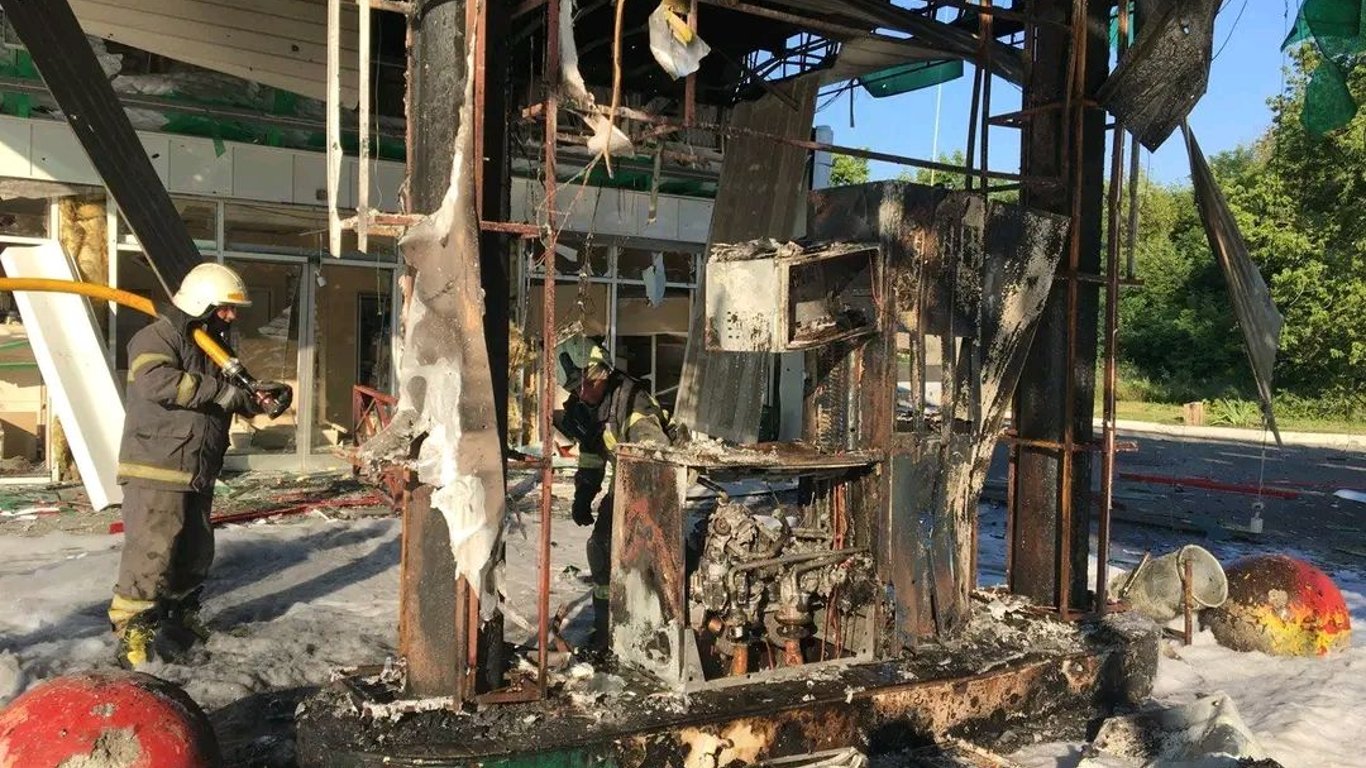 Після обстрілу в Чугуїві на Харківщині зайнялася АЗС